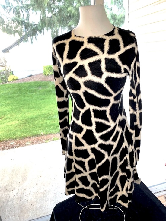 Michael Kors Dresses & Skirts - Women’s Chic B & W MICHAEL KORS Giraffe Print Long Sleeve Knit Sweaterdress SzXS